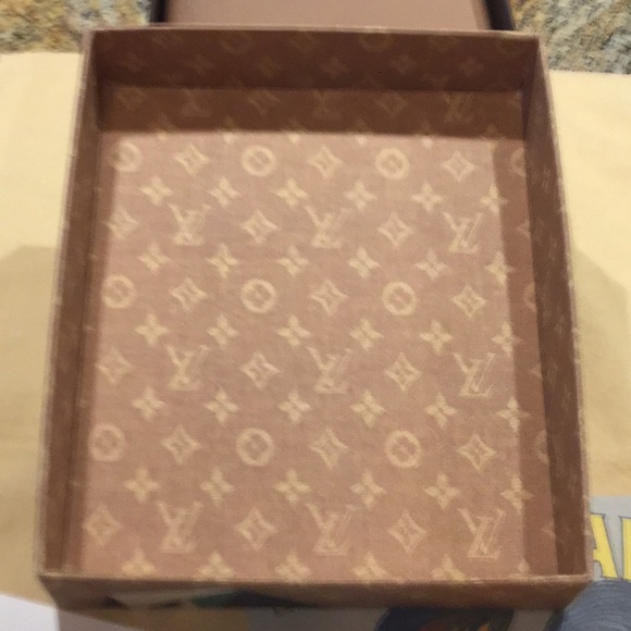 LOUIS VUITTON THE ART OF TRAVEL POSTCARDS - NWOT - Picture 6 of 8